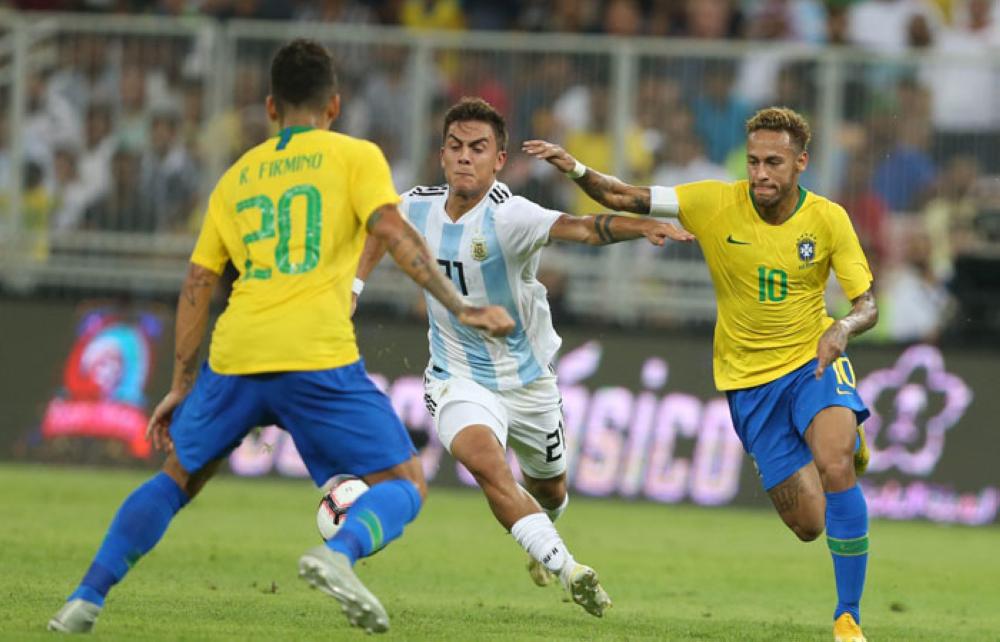 Neymar and Roberto Firmino close down an Argentina attack