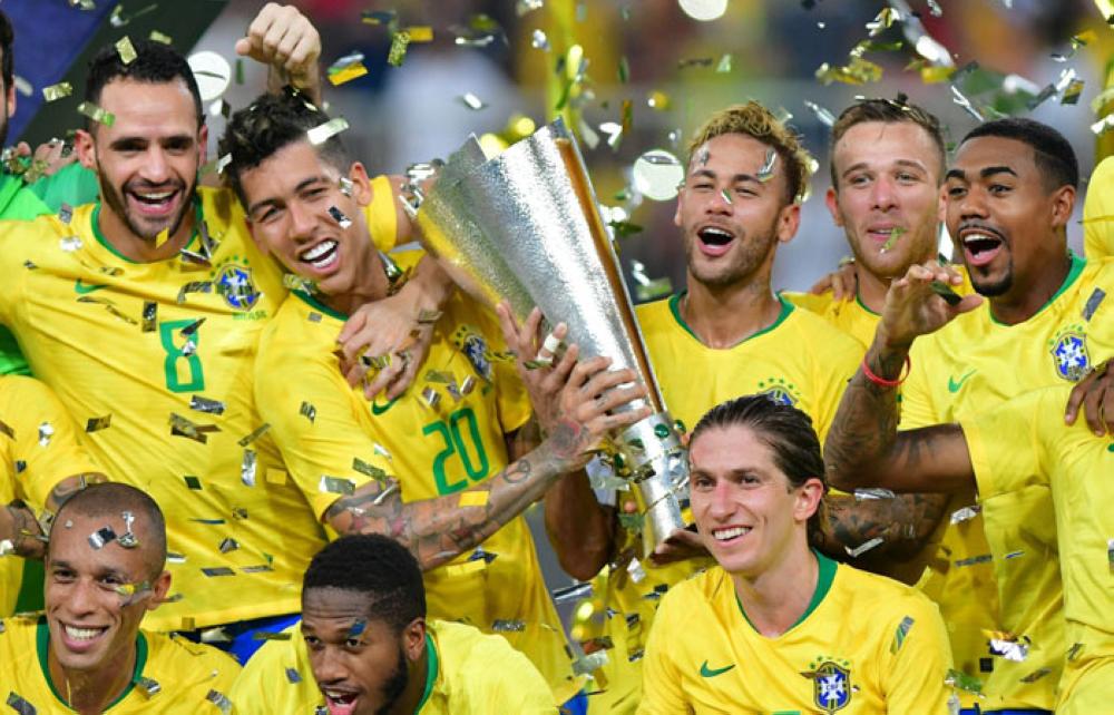 Neymar, Roberto Firmino and teammates lift the Superclásico trophy amid falling confetti